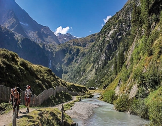 The glacial bowl with the Sulzenau Alm ahead