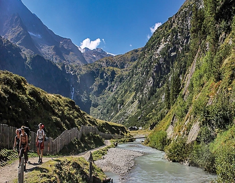 The glacial bowl with the Sulzenau Alm ahead