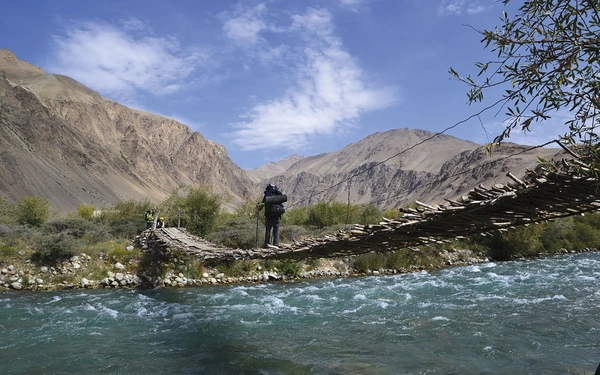 Exciting bridge across the Gunt River, Bachor