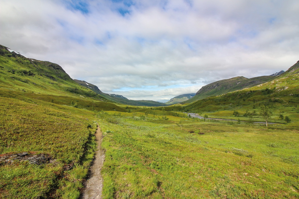 The final few kilometers of the stage offer expanded views into Grasdalen