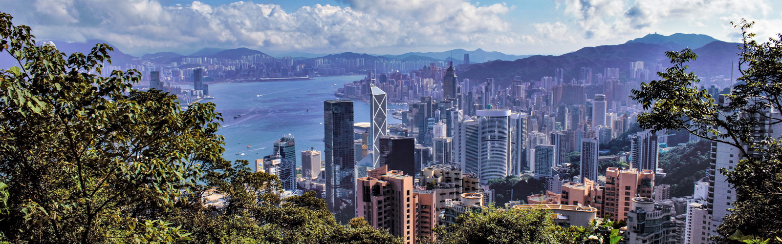 The Hong Kong Trail is easily accessible via public transport