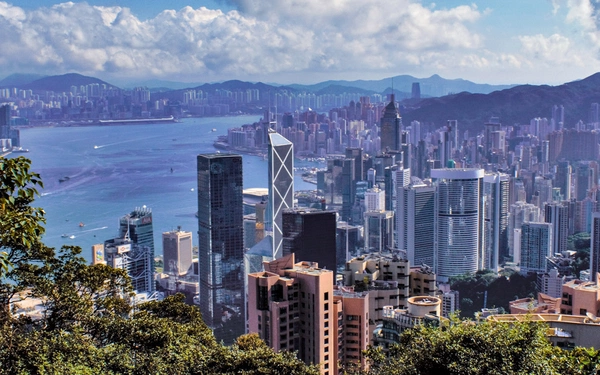 The Hong Kong Trail is easily accessible via public transport