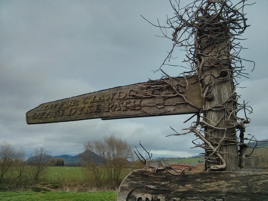 Finger post on Glyndŵr's Way
