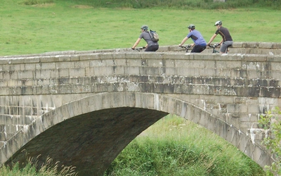 Crossing the Ribble on Halton Bridge (Photo: Geoff Cater)