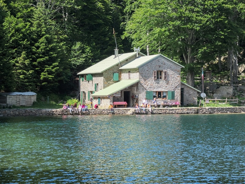 Rifugio Mariotti sits on the edge of Lago Santo Parmense (Stage 21)
